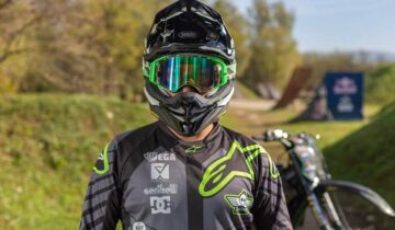 Shoei VFX-WR vola alto con il Team Daboot